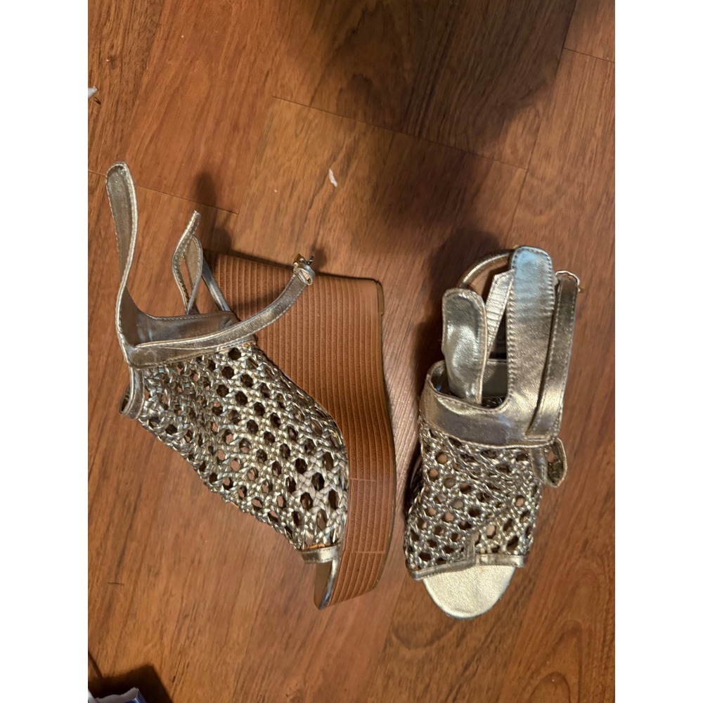 JustFab Gold Metallic Woven Wedge Sandals Women's Size 9 - Picture 2 of 3